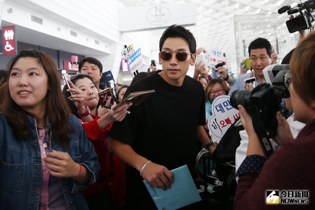 ▲韓流天王Rain來台展開三天二夜行程，一抵達桃園機場就被粉絲及媒體包圍。（圖／NOWnews攝影中心，2017.11.6）