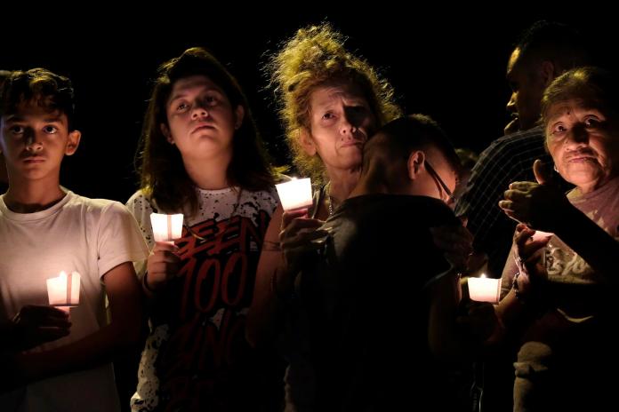 ▲美國德州索塞蘭泉（Sutherland Springs）教堂6日發生槍擊，造成至少26人死亡，民眾點燃蠟燭悼念罹難者。（圖／達志影像／美聯社）