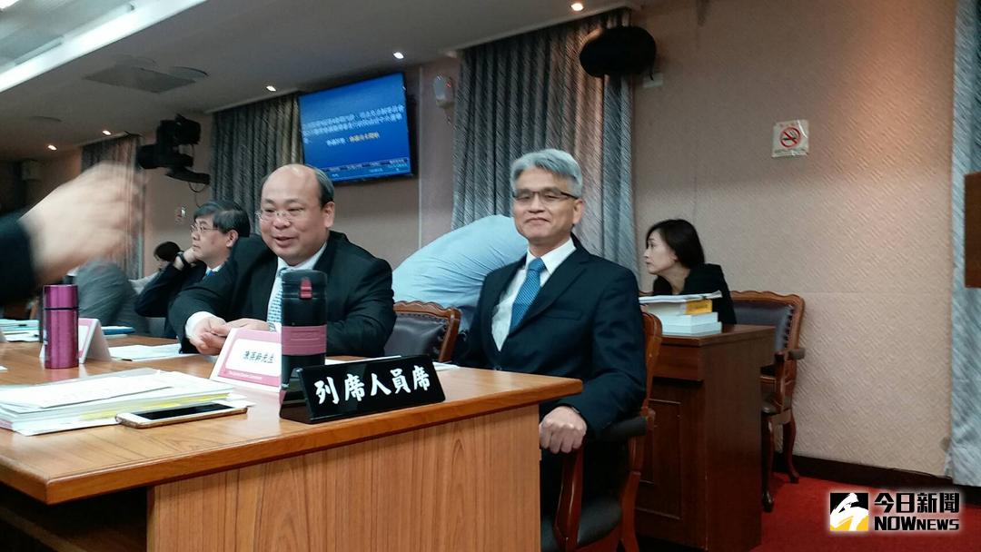 ▲被國民黨立委質疑有民進黨背景，中選會主委被提名人陳英鈐\\(右\\)6日表示，他不了解國民黨立委的依據是什麼，被提名人幾乎都是教授，背景很單純。（圖／邱明玉攝 , 2017.11.6）