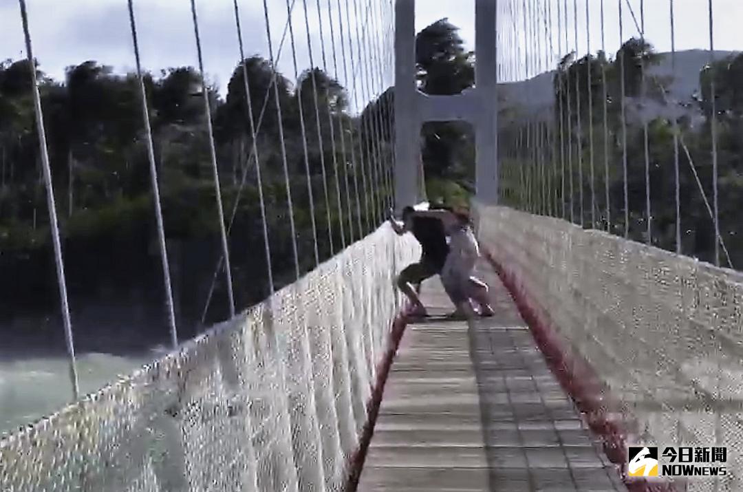 ▲恆春半島吹起11級超強的落山風，造成滿州鄉港口景觀吊橋上的遊客驚慌失措寸步難行，鄉公所緊急封閉。（圖／記者郭孟聰攝 , 2017.11.05）