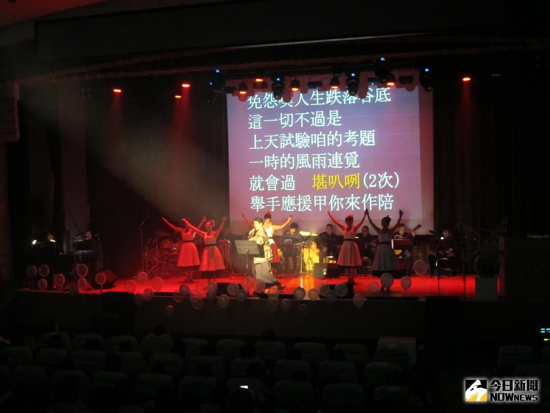 ▲第二屆抗癌鬥士 黃士祐 - YUJI（紅線、炮仔聲的作者）50歲，抗癌10年，演唱谷底人生。（圖／記者陳雅芳攝，2017.11.4）