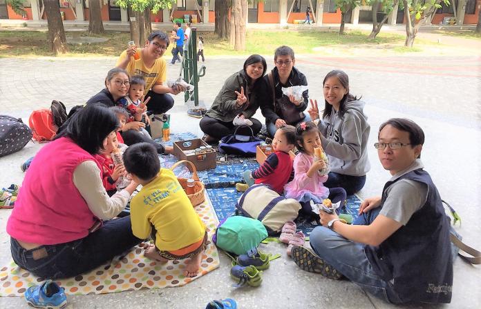 ▲台南女中今舉辦愛家活動，家長都到校園野餐。（圖／台南女中提供，2017.11.05）