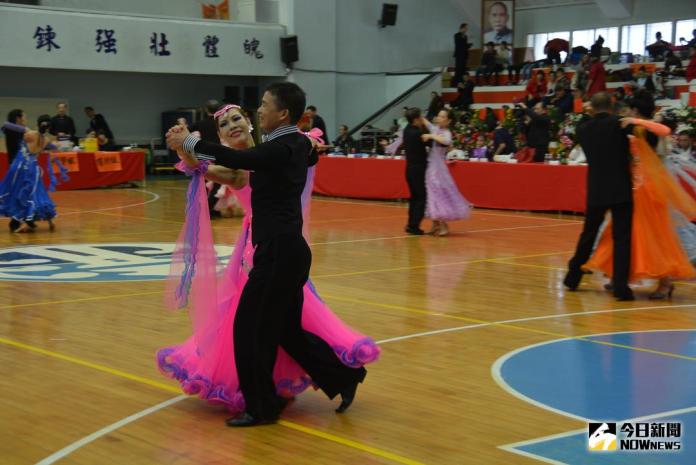 ▲表演舞蹈包括恰恰、華爾茲、吉魯巴等。（圖／記者鄧至傑攝 , 2017.11 04）