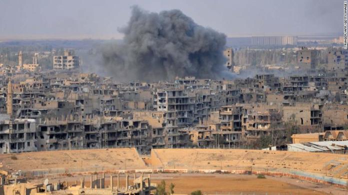 ▲因敘利亞政府宣布奪回代爾祖爾市引發IS不滿，代爾祖爾市4日發生IS汽車自殺炸彈攻擊，造成至少數十民難民傷亡。（圖／翻攝自CNN）