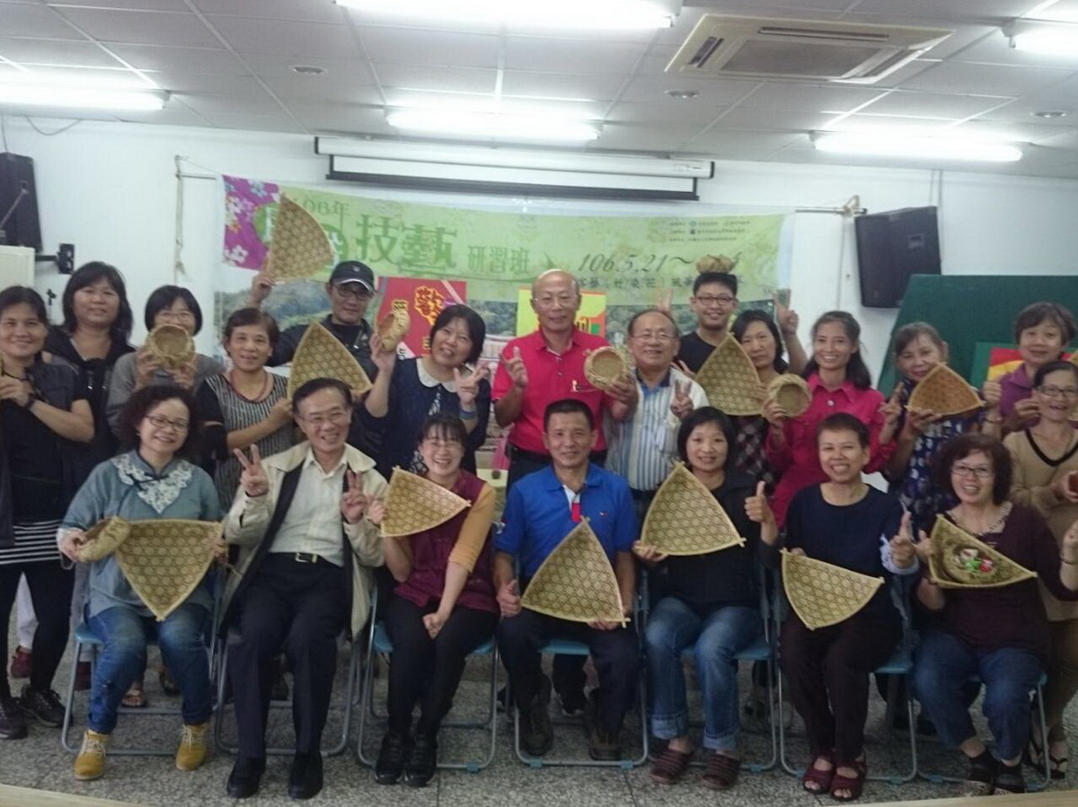 ▲民俗技藝竹編進階班結業，學員展示學習成果。（圖／台中市政府客委會提供2017.11.4）
