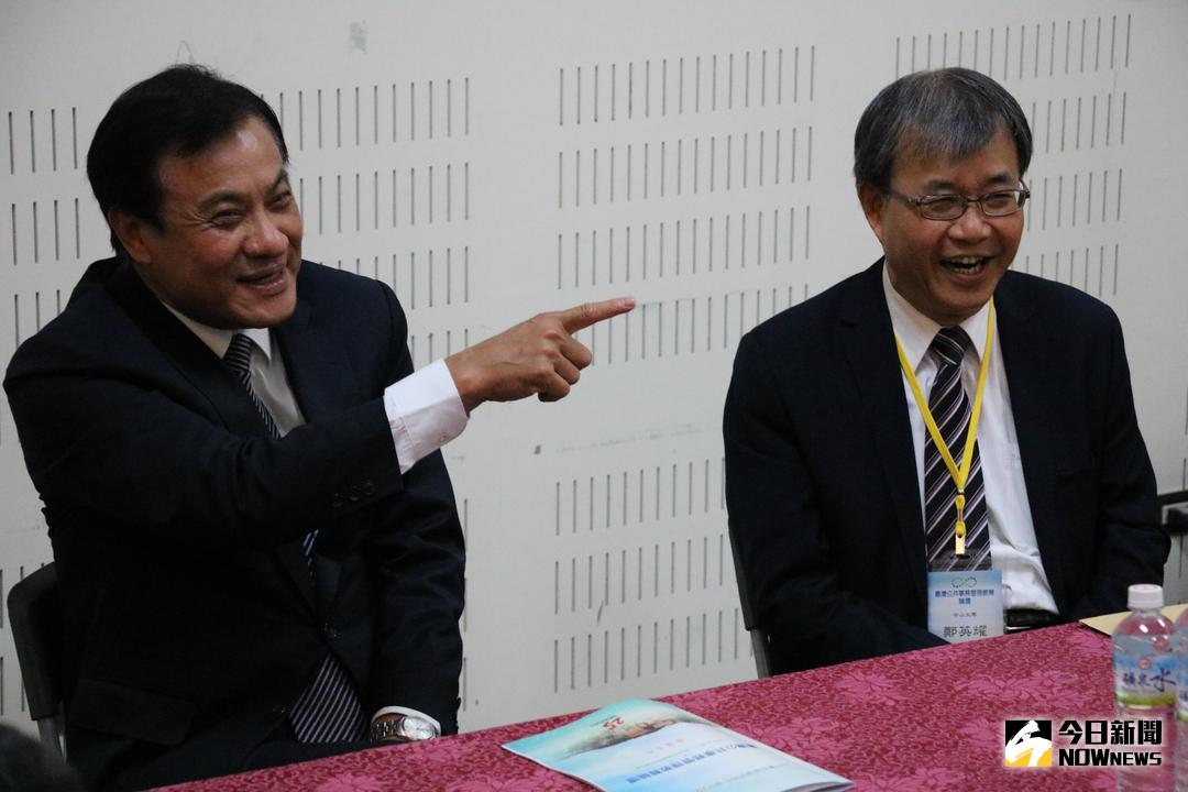 ▲中山大學公共事務管理研究所今（4）日慶祝創所25周年，立法院長蘇嘉全（左）身為中山公事所傑出校友，返母校祝賀公事所生日快樂。右為中山大學校長鄭英耀。（圖／記者陳維鈞攝 , 2017.11.04）