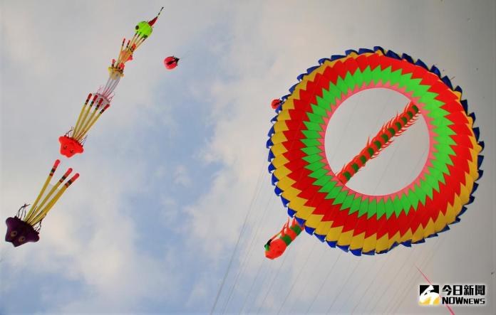 ▲大型風箏表演秀，有各式各樣軟體風箏、造型風箏及競技風箏來逗熱鬧。（圖／記者陳宗傑攝,2017.11.04）