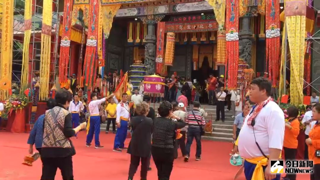 高雄市內門紅面觀音法會文化季為全國性大場祈安法會，市長陳菊為名譽大會長，內門區公所協辦，由國際玉山白雲道教文化研究中心執行長廖宗東大法師總監，4日午時由台中靈安壇高功道長何羅皇領軍主持開香大典。（圖／記者許薰方攝 ）