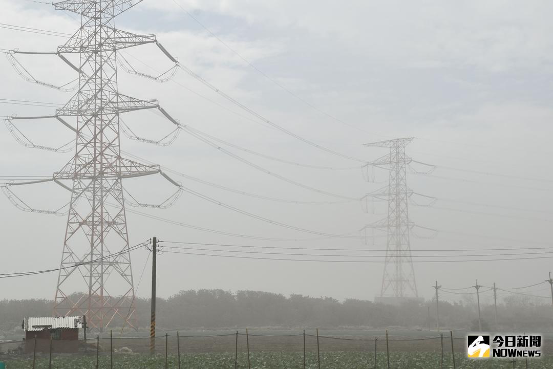 ▲濁水溪麥寮段的風沙幾乎高壓電塔淹沒。（圖／記者郭春輝攝 , 2017.11.04）