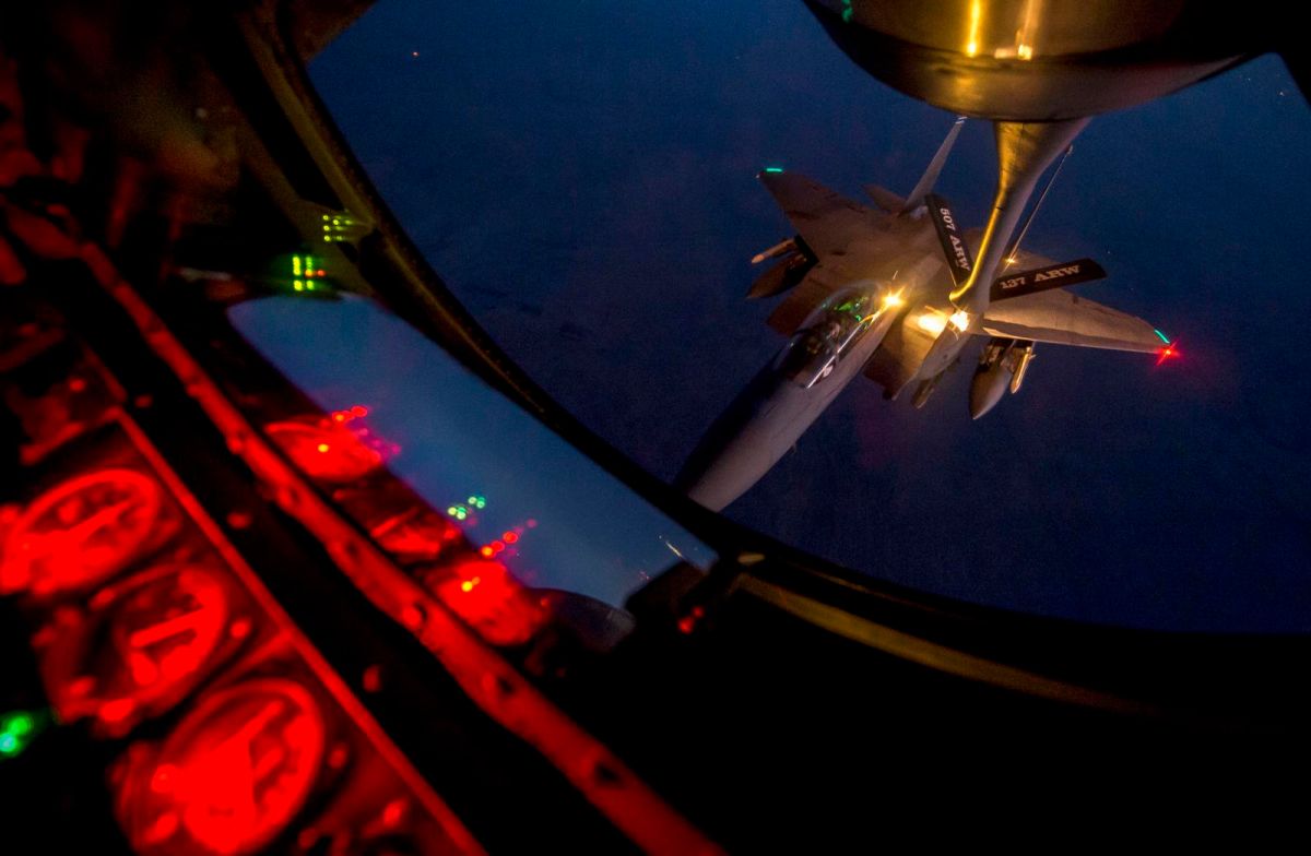 ▲美國空軍F-15E戰機前往伊拉克空襲伊斯蘭國前，先進行空中加油。（圖／美國空軍）