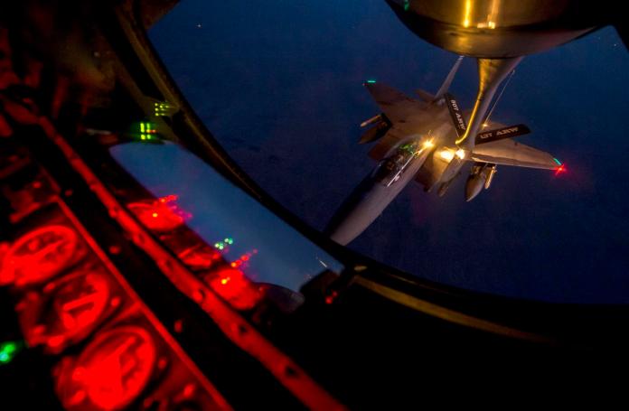 ▲美國空軍F-15E戰機前往伊拉克空襲伊斯蘭國前，先進行空中加油。（圖／美國空軍）