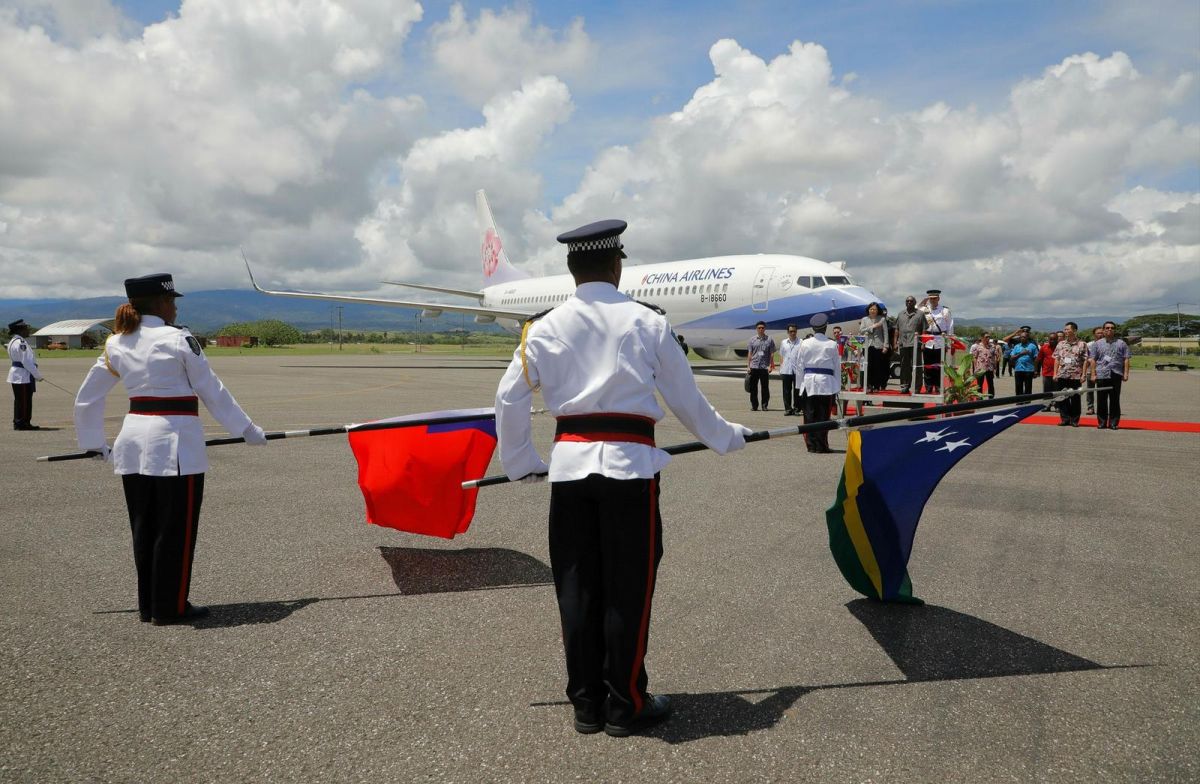 ▲索國警察儀隊向蔡英文總統致敬。（圖／總統府 , 2017.11.3）