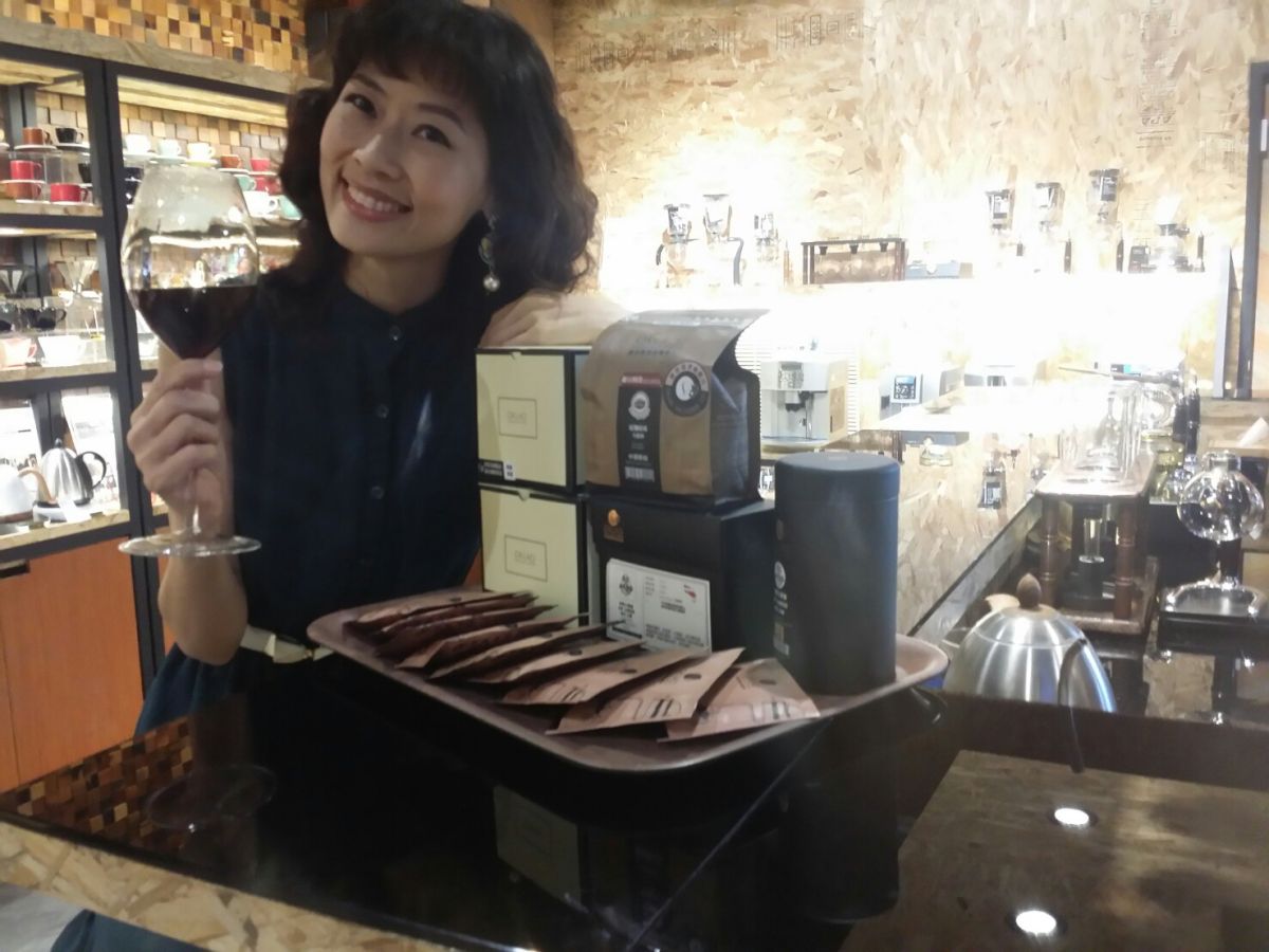 ▲歐客佬連鎖咖啡歡慶八周年，4日起至12日推啡嚐回饋，全館咖啡豆及掛耳咖啡包一律買一送一。（圖／記者金武鳳攝 , 2017.11.3）