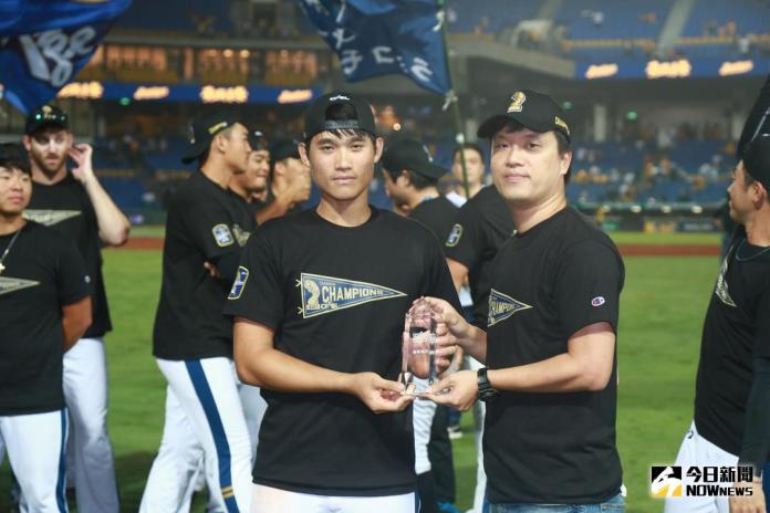 ▲中華職棒總冠軍賽 Lamigo桃猿 vs. 中信兄弟 Game4。Lamigo桃猿林承飛獲選總冠軍賽優秀球員。（圖／記者葉政勳攝 , 2017.11.02）