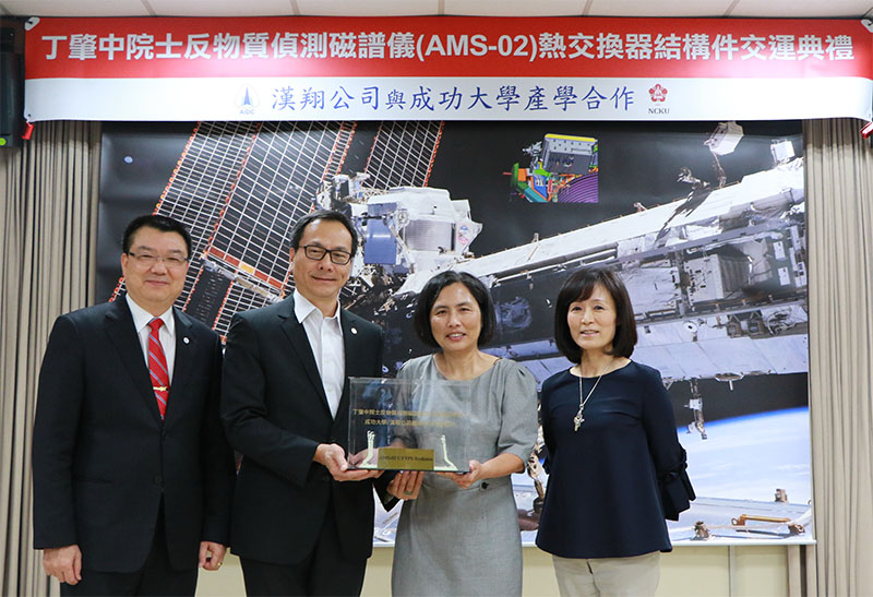 ▲交運典禮由成功大學校長蘇慧貞與漢翔公司董事長廖榮鑫共同主持。（圖／成大提供，2017.11.03）