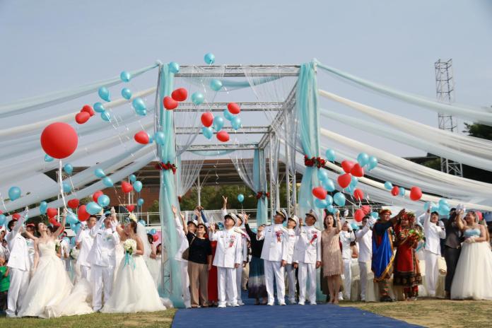 海軍聯合婚禮　司令黃曙光叮嚀要對伴侶「永遠忠誠」
