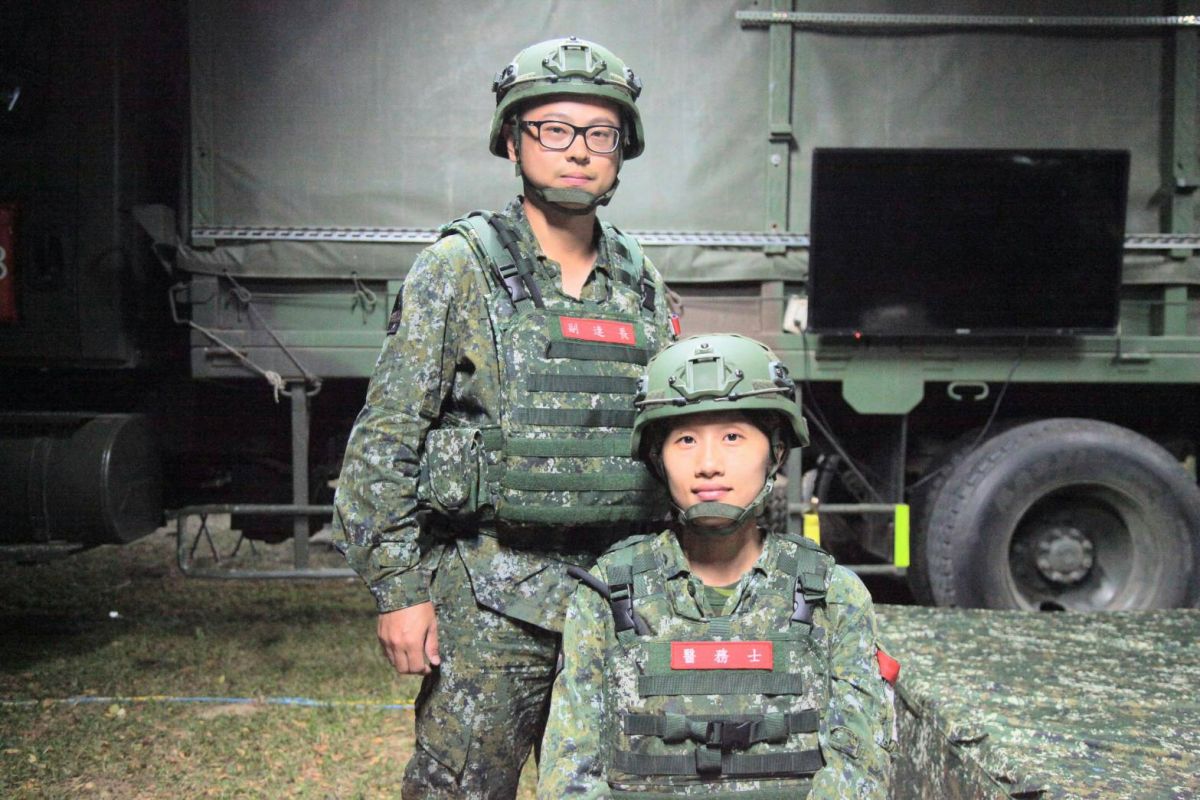 ▲服務於陸軍裝甲第564旅保修連上尉副連長葉陞威與旅部連上士醫務士倪筱娟。（圖／陸軍第8軍團提供, 2017.11.03）
