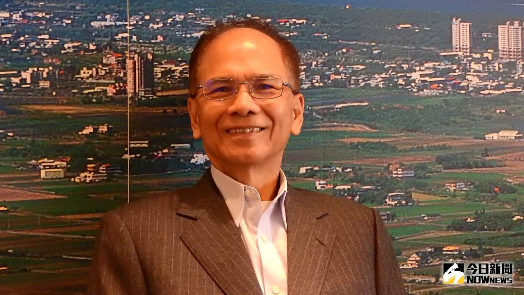 ▲前行政院長游錫堃接受《NOWnews今日新聞》專訪，除了暢談民進黨推動老兵「返鄉省親」的過程外，也提供許多珍貴的歷史文獻資料，讓讀者能夠更融入當年的氛圍之中。（圖／記者戴祺修攝,2017.11.03）