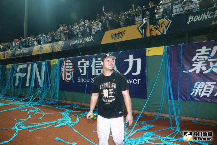 ▲中華職棒總冠軍賽 Lamigo桃猿 vs. 中信兄弟 Game4。Lamigo桃猿奪下中華職棒27年總冠軍，陳俊秀開心噴香檳慶祝。（圖／記者葉政勳攝 , 2017.11.02）