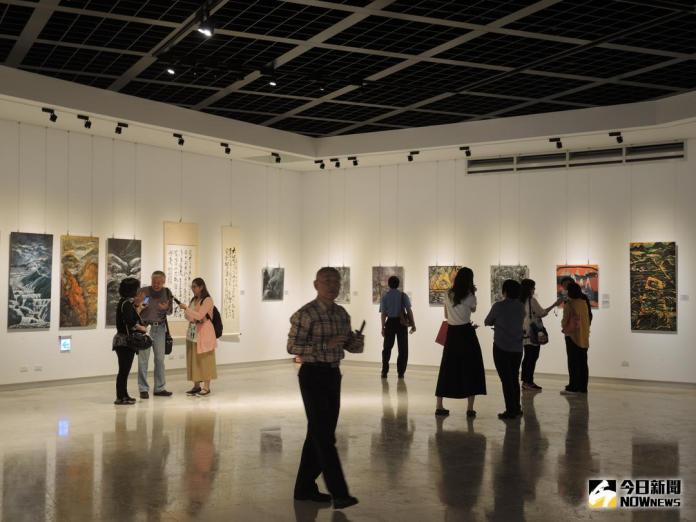 ▲林煒鎮老師80歲回顧展在彰化縣立美術館展出，作品充分展現其對藝術創作的熱忱與行動力。（圖／記者陳雅芳攝，2017.11.2）