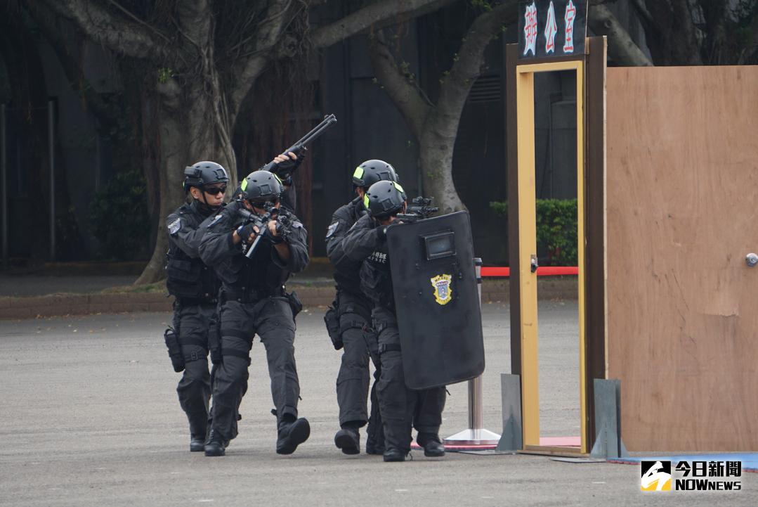 ▲憲兵特勤隊表演2日展示106年訓練成果，憲兵特勤隊員準備攻堅。（圖／記者呂烱昌攝 , 2017.11.2）