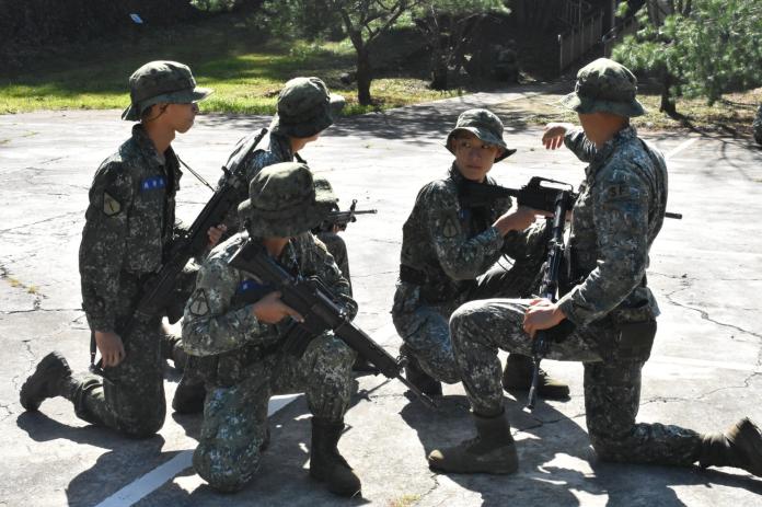 ▲陸軍航特部特三營1日於南投縣仁愛鄉周邊地區，演練固守重要防護設施。（圖／陸軍司令部提供 , 2017.11.1）