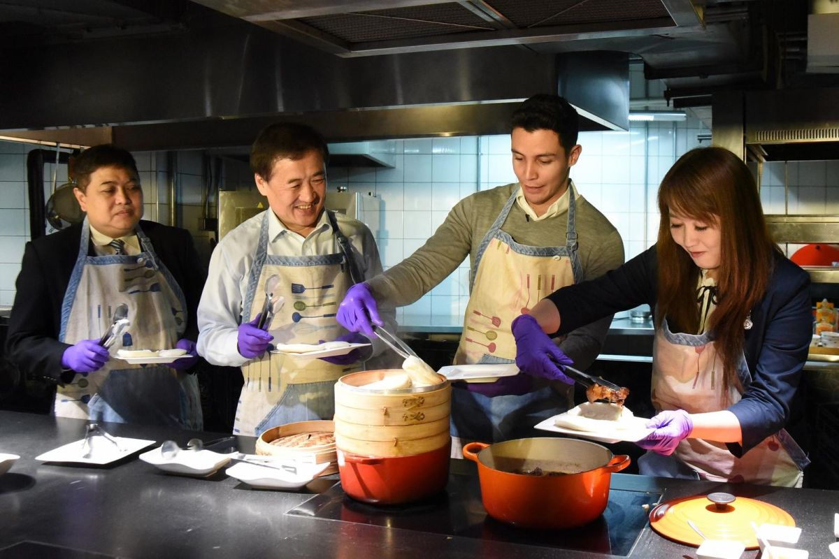 ▲臺北市副市長陳景峻和觀傳局局長簡余晏，與Sig Aldeen一起製作號稱臺式漢堡的刈包。（圖／台北市政府提供）