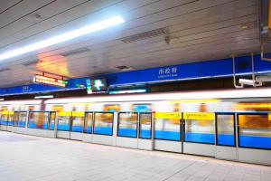 ▲搭捷運疑摸到精液,黏稠牽絲超崩潰。(示意圖/NOWnews資料照) ▲台北捷運板南線一輛列車的車廂傳出燒焦味,北捷立即疏散車上約千名乘客。(示意圖/NOWnews資料照)