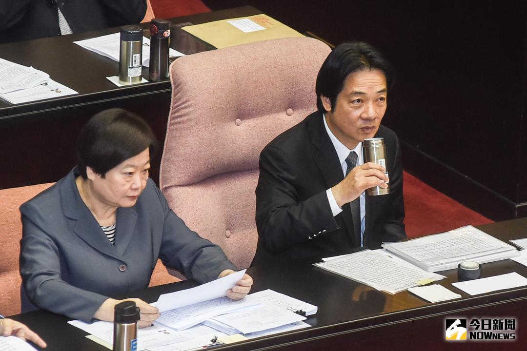 ▲勞動部修法讓勞工未來可連續上班12天，行政院祕書長卓榮泰1日表示，這是為了符合社會大多數人期待的氛圍。圖為行政院長賴清德和勞動部長林美珠。（資料照／記者陳明安攝）