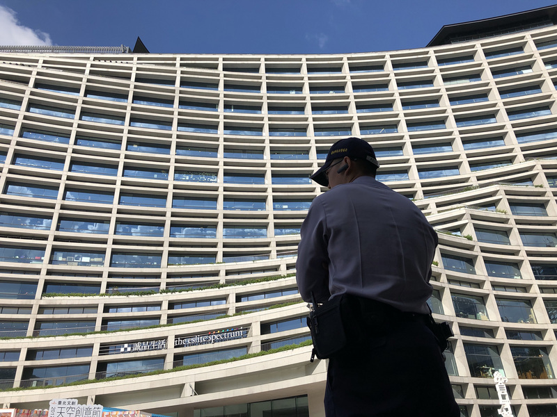 ▲一名韓姓跑酷網紅，日前徒手攀爬台北市誠品松菸大樓外牆遭提告，北檢2日將其起訴。（中央社記者檔案照片）