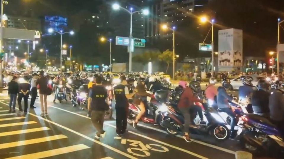 ▲台灣機車促進會為表達訴求，號召騎士們在高雄路口「無限待轉」轉圈圈，導致交通塞爆。（圖／翻攝自爆料公社）