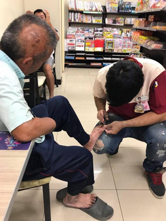 ▲斷手阿伯走進超商一坐，小七店員這服務超暖心。（圖／翻攝自臉書）