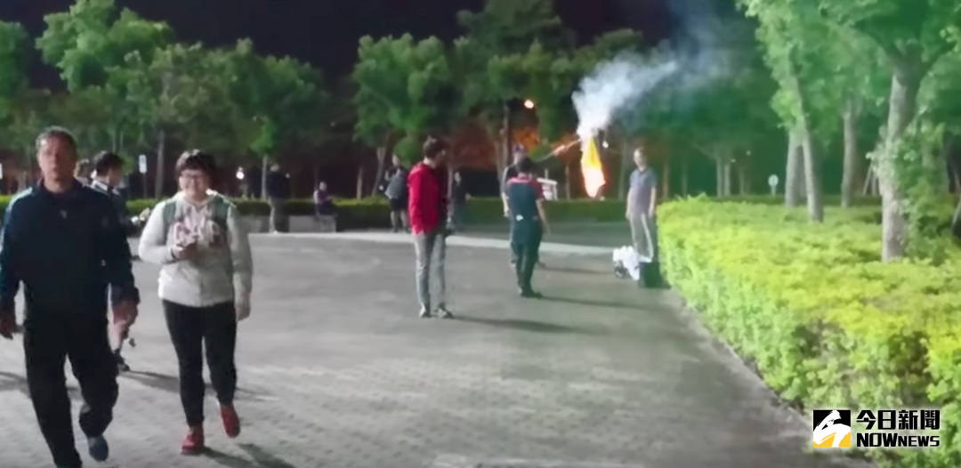 ▲中信兄弟台灣大賽以16分差落敗，有球迷燒兄弟球衣，改穿猿隊球衣。（圖／取自youtube）