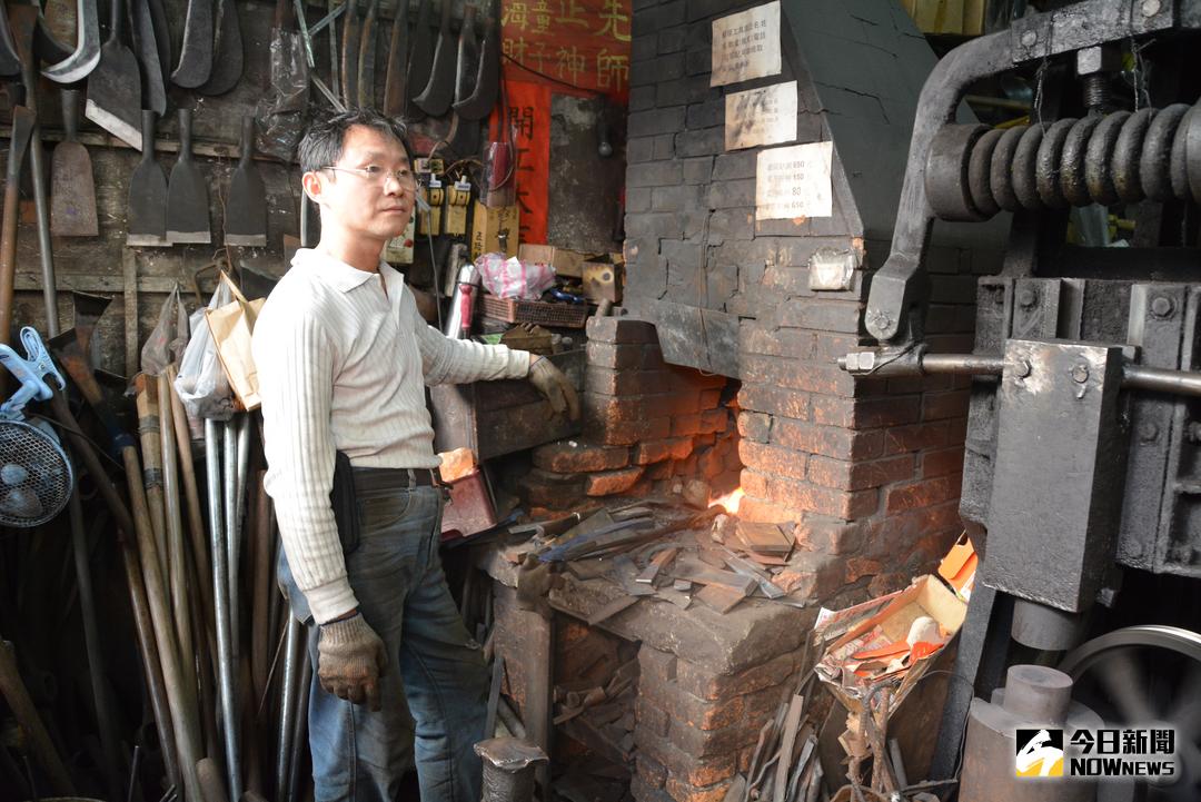 ▲萬發打鐵店是三峽地區僅存的打鐵店，也是北地區少數的打鐵店之一，牆壁更掛滿犁頭、鋤頭、菜刀、柴刀、筍刀，農具與廚房的刀具。（圖／記者陳志仁攝，2017.11.01）