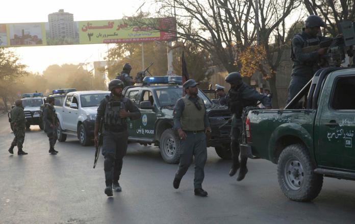 ▲阿富汗首都喀布爾（Kabul）本周二發生自殺炸彈攻擊，炸彈在外交區域引爆，至少13人罹難，IS已出面為此案負責。（圖／達志影像／美聯社）