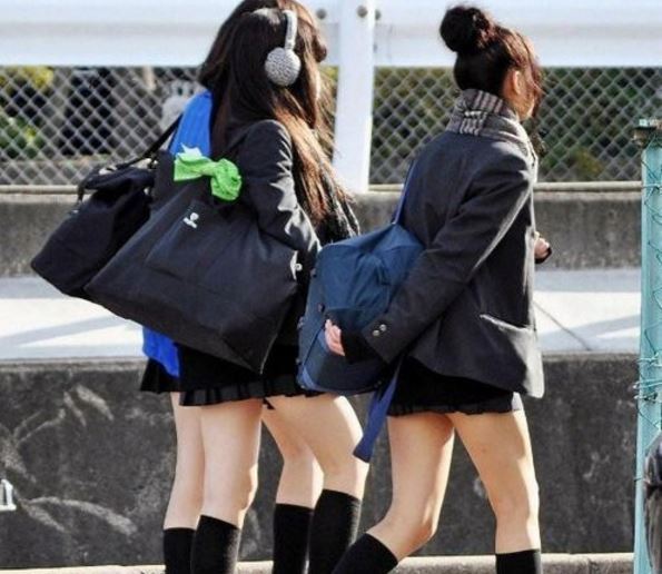 ▲日本網路出現討論不合理校規的風潮，一位網友透露學校規定上學要穿白色內衣褲，還需要給師長檢查。（圖／翻攝自推特）