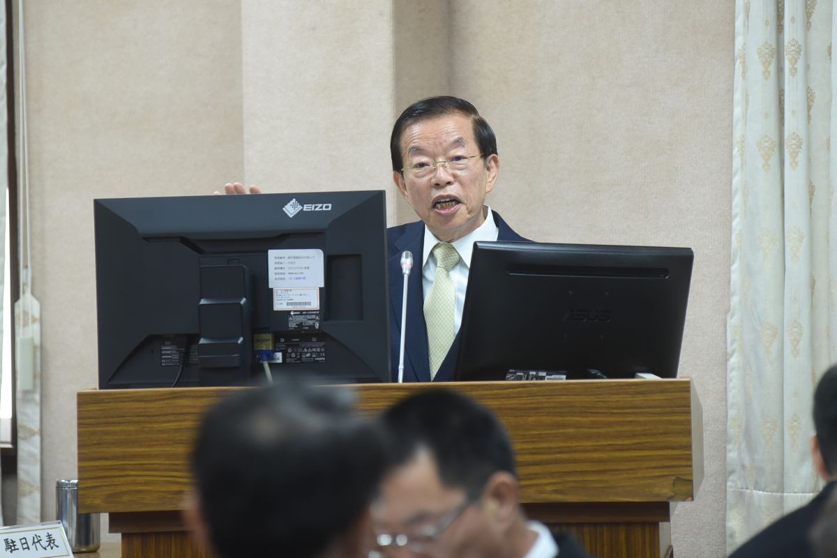 ▲國民黨團不滿駐日代表謝長廷近日發言偏袒日本，要求他在29日返台接受質詢，且不接受視訊的方式。（圖為2017年謝長廷赴立院接受質詢／資料照）