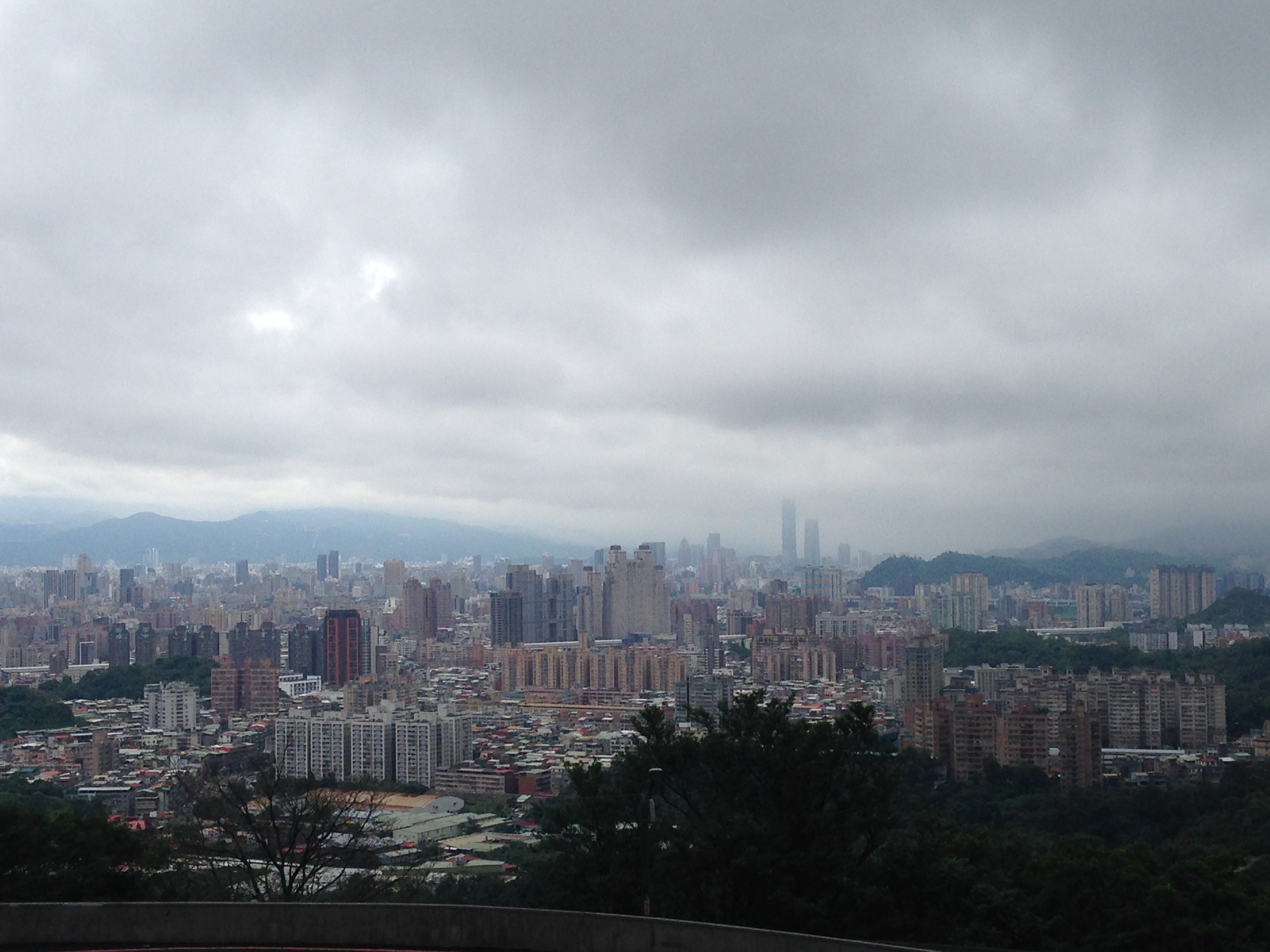 由財神殿觀望的台北市區，可再往上登至更高的主殿觀看。（圖／連宜方攝）
