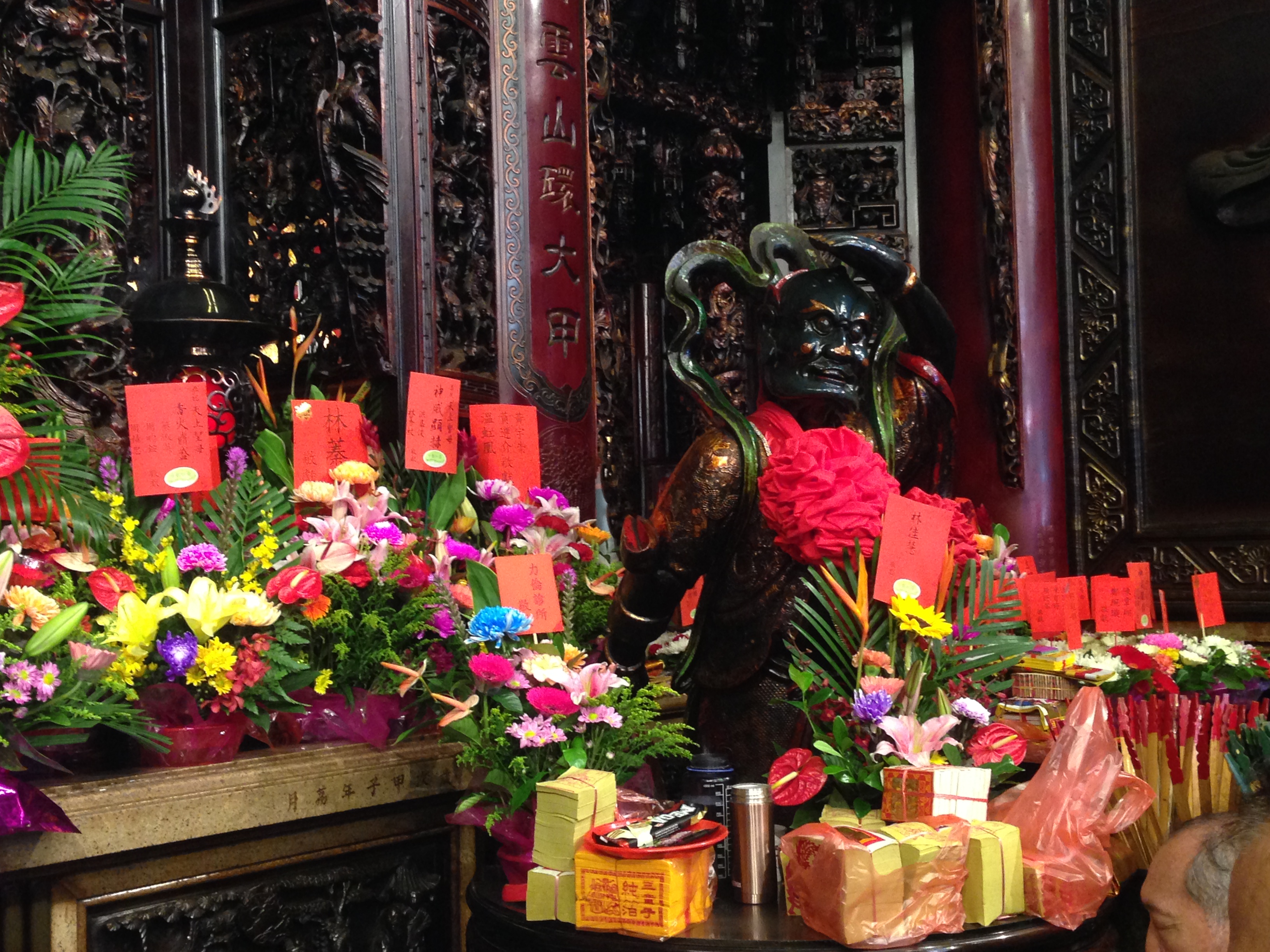 大甲鎮瀾宮香火鼎盛，信徒贈送的鮮花在廟裡處處可見。（圖／連宜方攝）