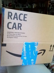 一名網友在亞馬遜訂購了商品，送來的紙箱卻寫了大大的賽車字樣，但他明明訂的就不是賽車相關的東西啊？