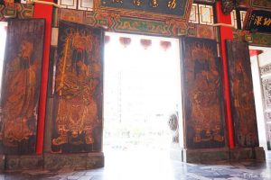三鳳宮的門神繪畫為國寶匠師潘麗水作品。資料來源：Y Hua 就愛旅遊攝影