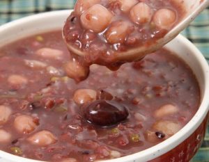 冬至吃紅豆粥可驅邪避凶。資料來源：韓國冬至習俗：喝紅豆粥