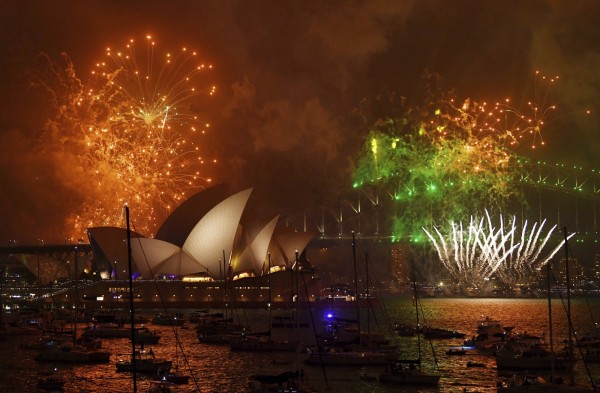 ▲新年來了！雪梨大橋驚現彩虹瀑布，璀璨迎接2018。（圖／翻攝自歐新社）