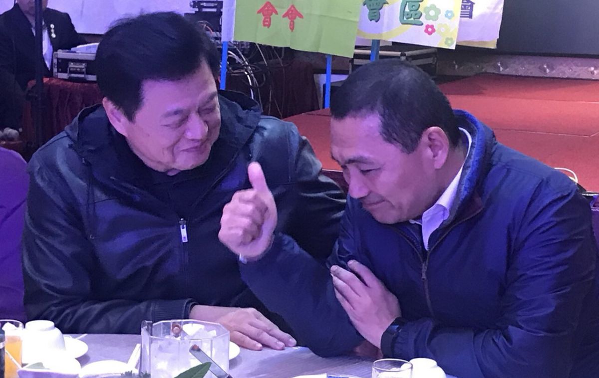 ▲前台北縣長周錫瑋指出，29日晚間參加樹三鶯中小學家長協會總會長的交接典禮，有碰見新北市副市長侯友宜，彼此也對未來的選舉互相鼓勵！（圖／周錫瑋辦公室提供）