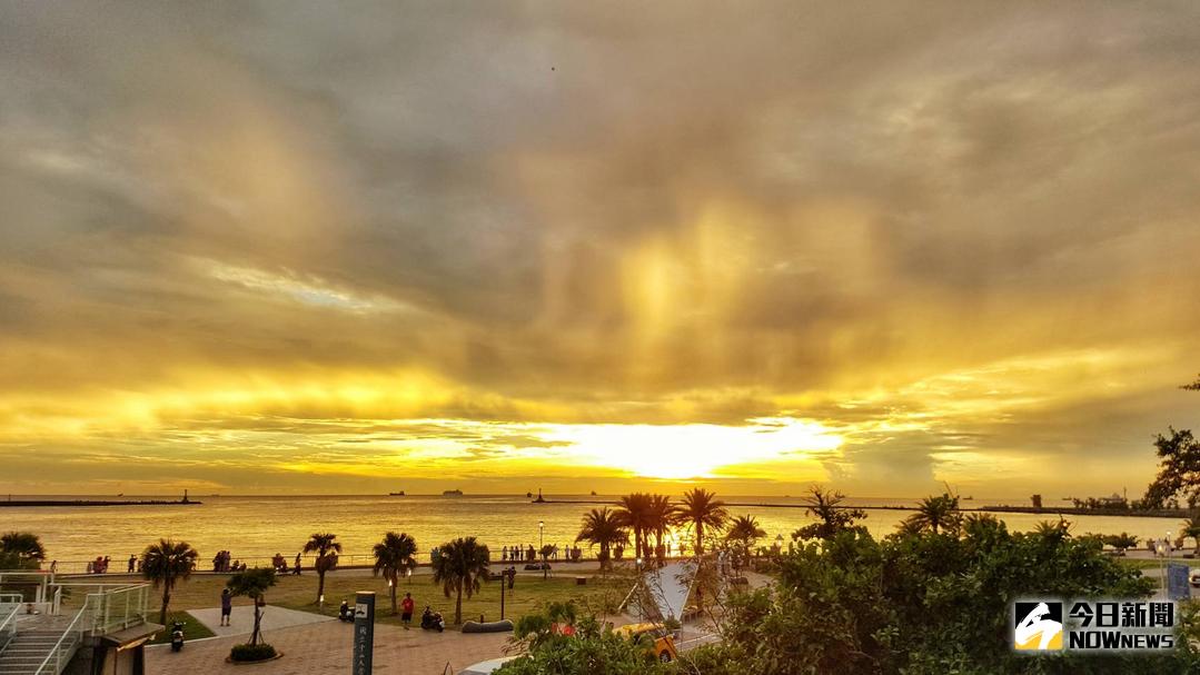 ▲國慶連假第二天，一對黃姓父子下午前往高雄西子灣戲水，沒想到下水不久後就發生溺水，有遊客發現這對父子不斷拍水求救，熱心民眾立即陸續將溺水父子救起，不過不過父親被救上岸時，已經意識不清，目前送往醫院搶救。（圖／資料照片）