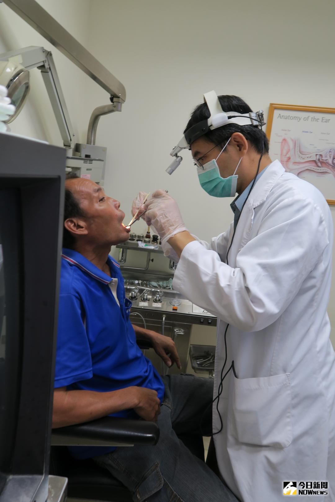 ▲衛福部彰化醫院耳鼻喉科主任許嘉方說，罹癌後不戒菸，罹癌的機率確實可能高於平常不抽菸的人。（圖／記者陳雅芳攝，2017.12.30）