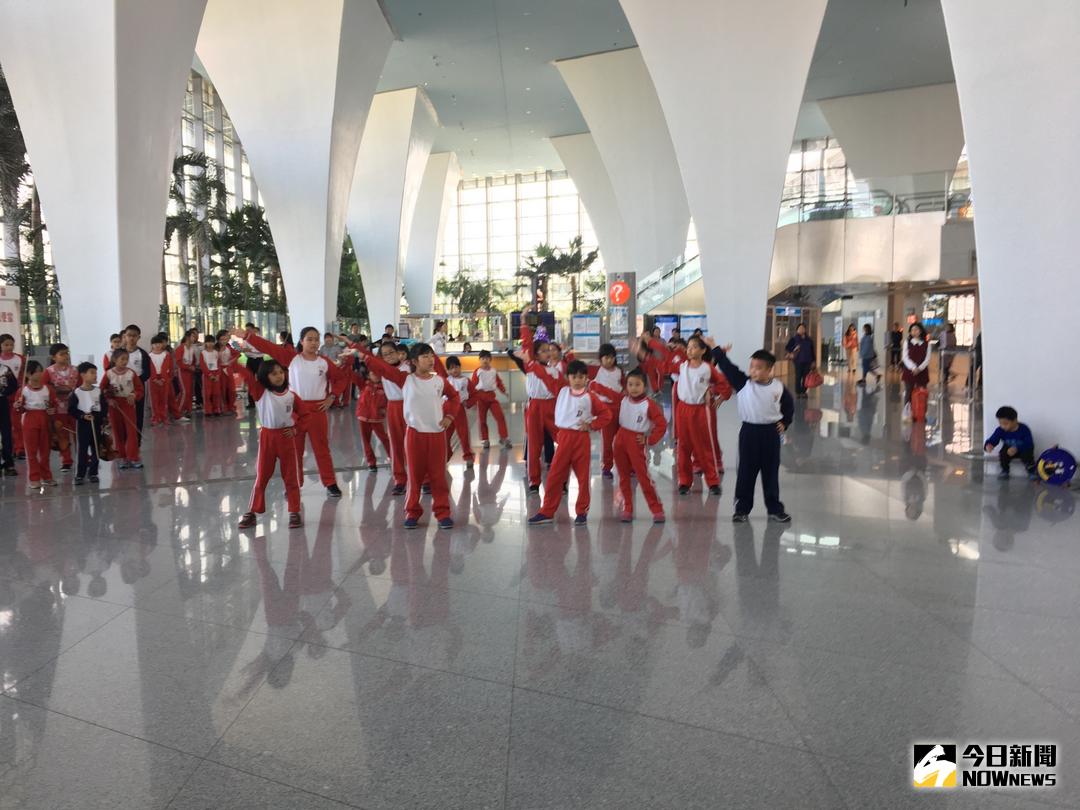 ▲埤頭國小小提琴樂團在高鐵彰化站快閃演出，吸引旅客駐足欣賞，紛紛拿起相機錄影拍照。（圖／記者陳雅芳攝，2017.12.30）