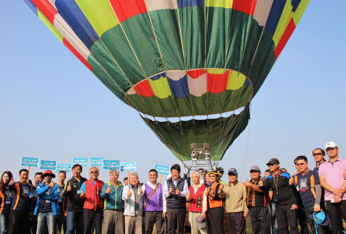 ▲屏東賽嘉飛行嘉年華活動開幕，縣長潘孟安、茂林國家風景區管理處長簡慶發宣告三天活動賽事正式展開。（圖／屏東縣政府提供,2017.12.30）