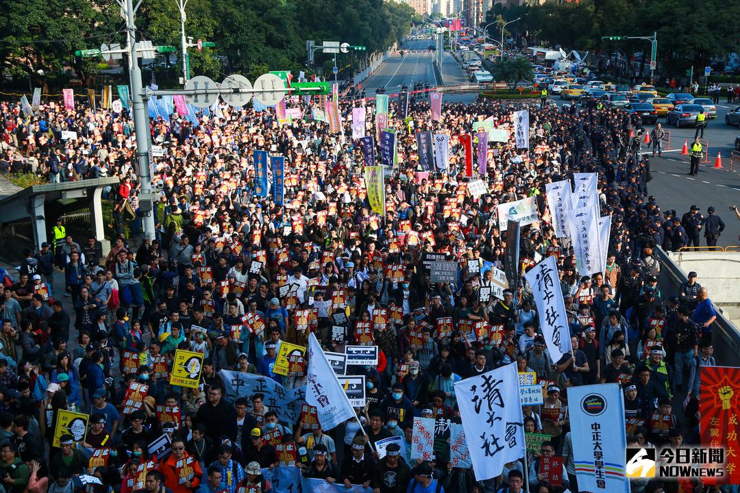 ▲反對勞基法修惡大遊行估計有約一萬多人到場參加。（圖／記者葉政勳攝 , 2017.12.23）