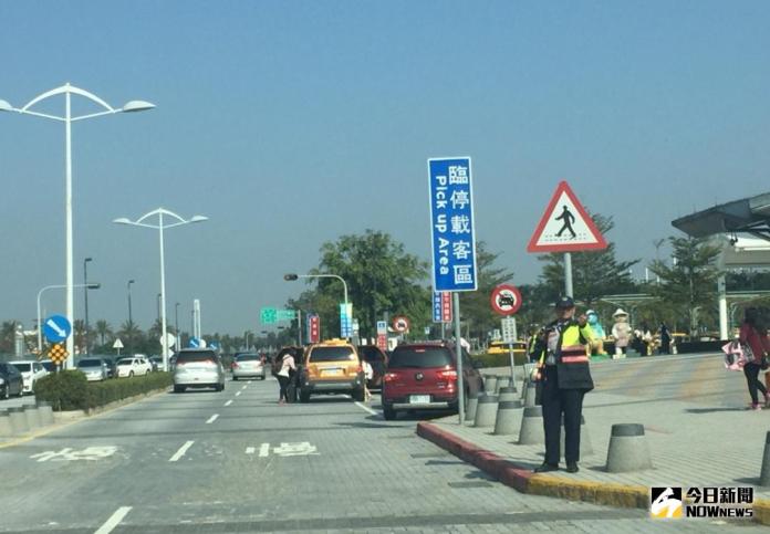 ▲嘉義警局派員警到場，嚴格執行高鐵站上、下車分流。（圖／記者陳鐘聲攝 , 2017.12.30）